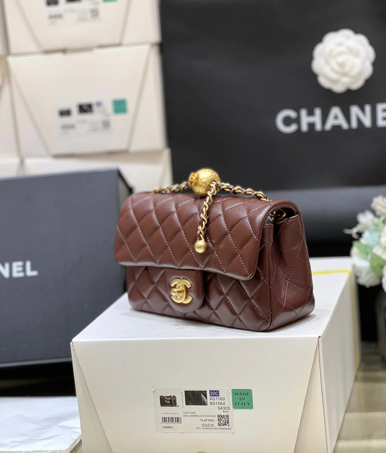 Chanel - Маленькая золотистая сумка с клапаном и золотым логотипом - коричневая