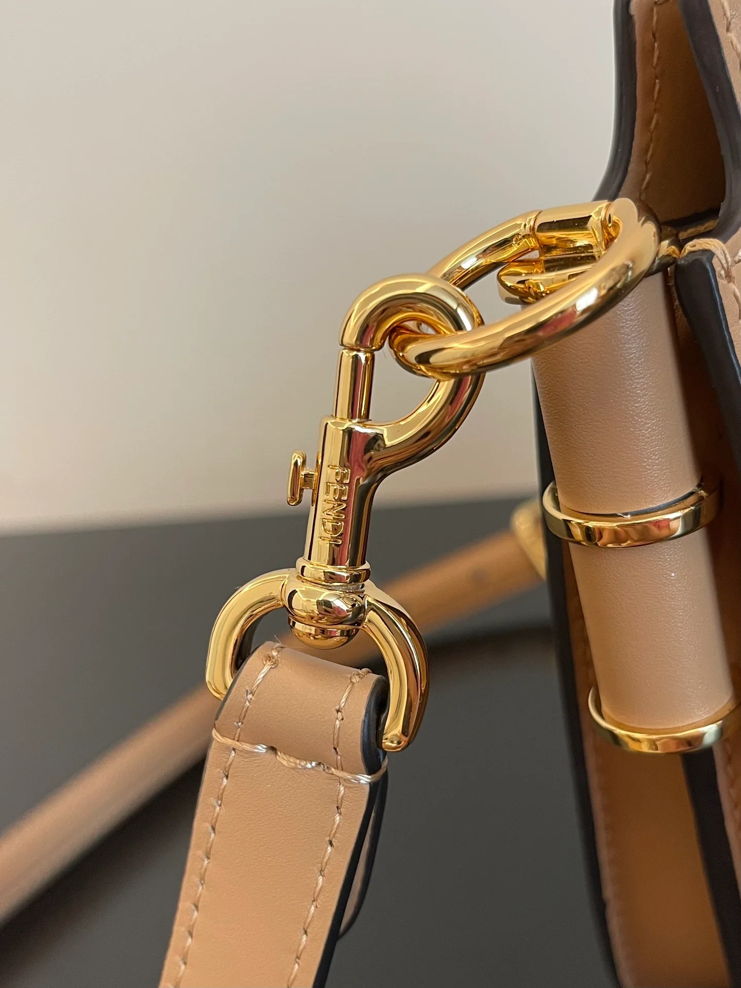 Сумка-гармошка Fendi Touch из бежевой кожи - 1 шт.