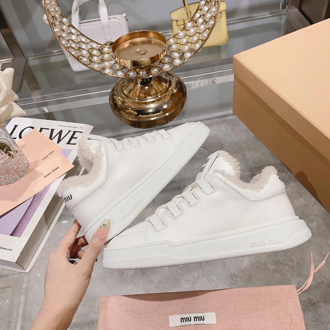 Новинка осенне-зимней коллекции Miu Miu 2023 — Белые кроссовки на флисовой подкладке — Повседневная обувь — Белый