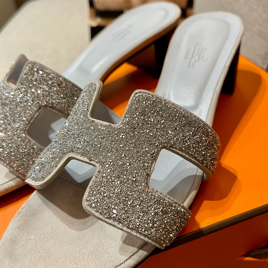 Босоножки Hermes-H на среднем каблуке с бриллиантовой гравировкой-1