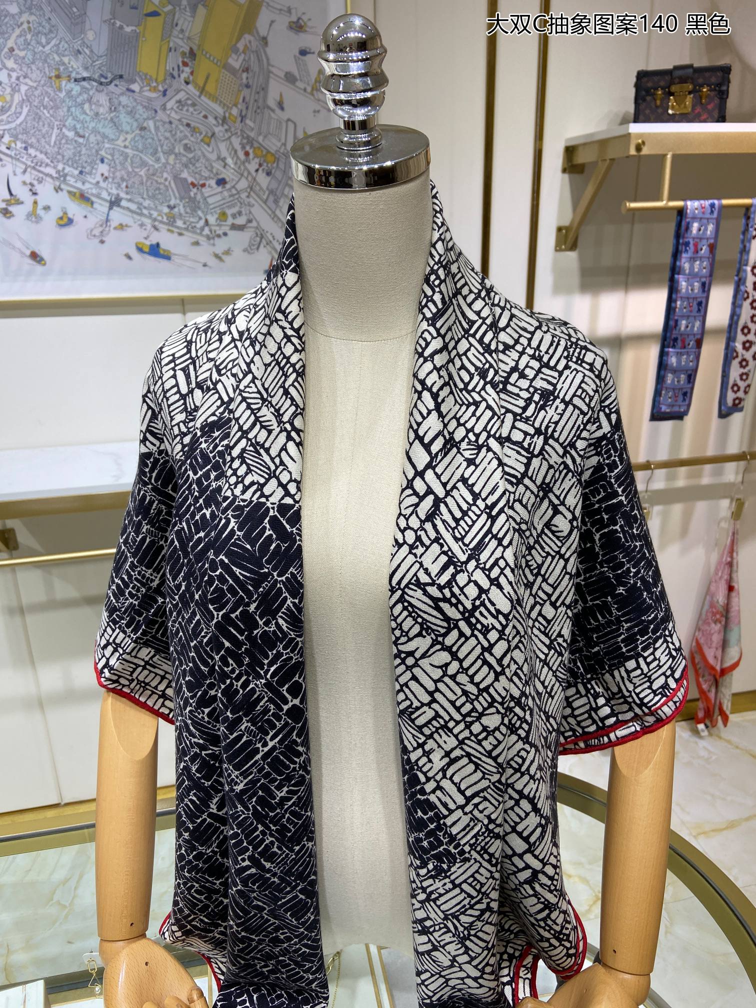 Большой шарф Chanel с абстрактным узором ?Двойная буква С? — 140 см x 140 см — 80% кашемир — 20% шелк — черный