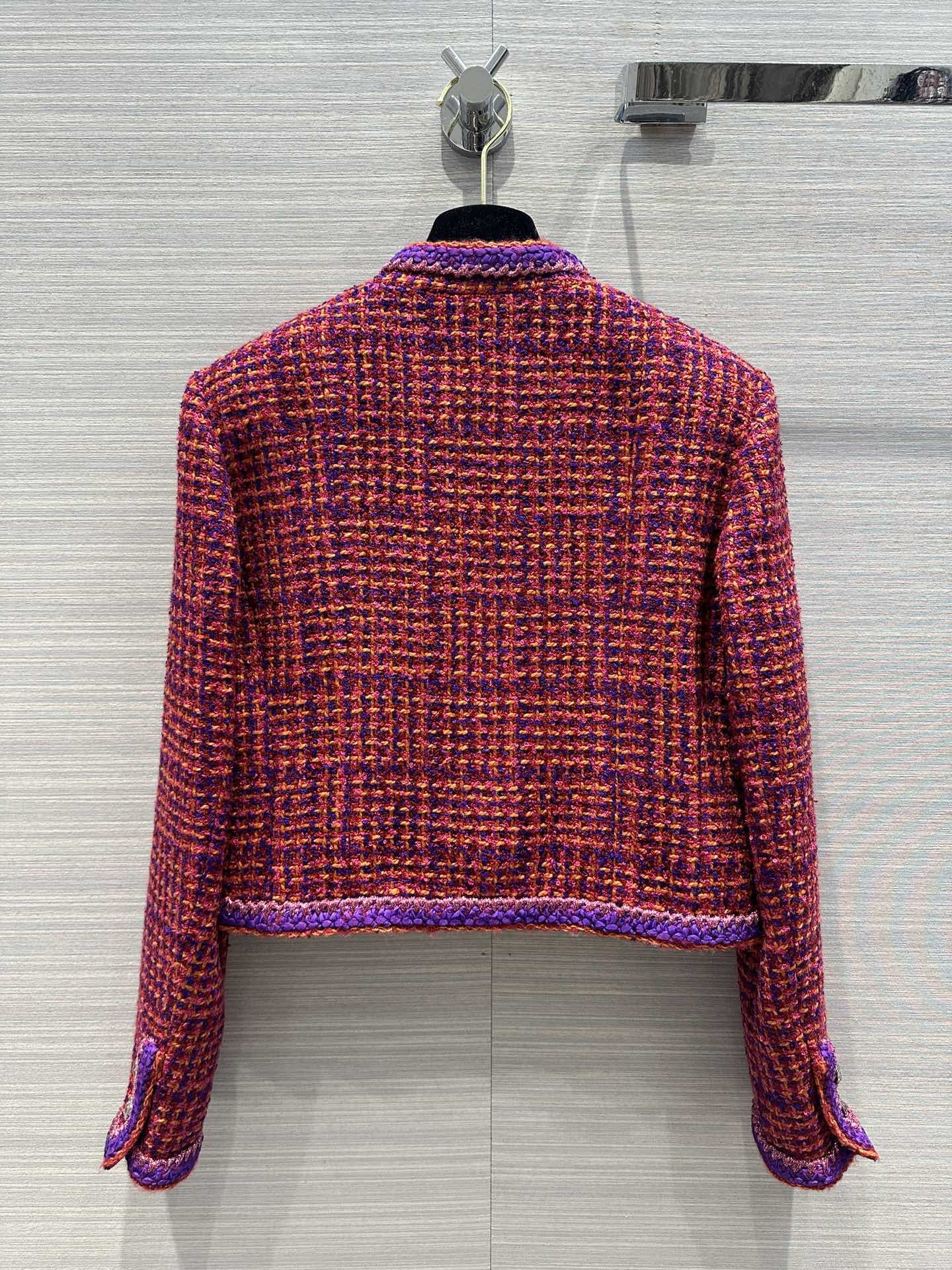 Chanel - 2403 - Новинка ранней весны: короткий жакет из красной и фиолетовой клетчатой ??марли.