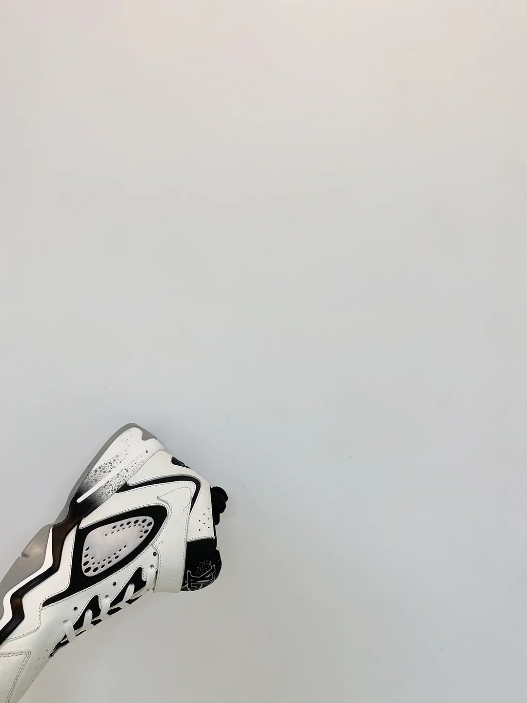 Баскетбольные кроссовки LV-trainer2 - белые