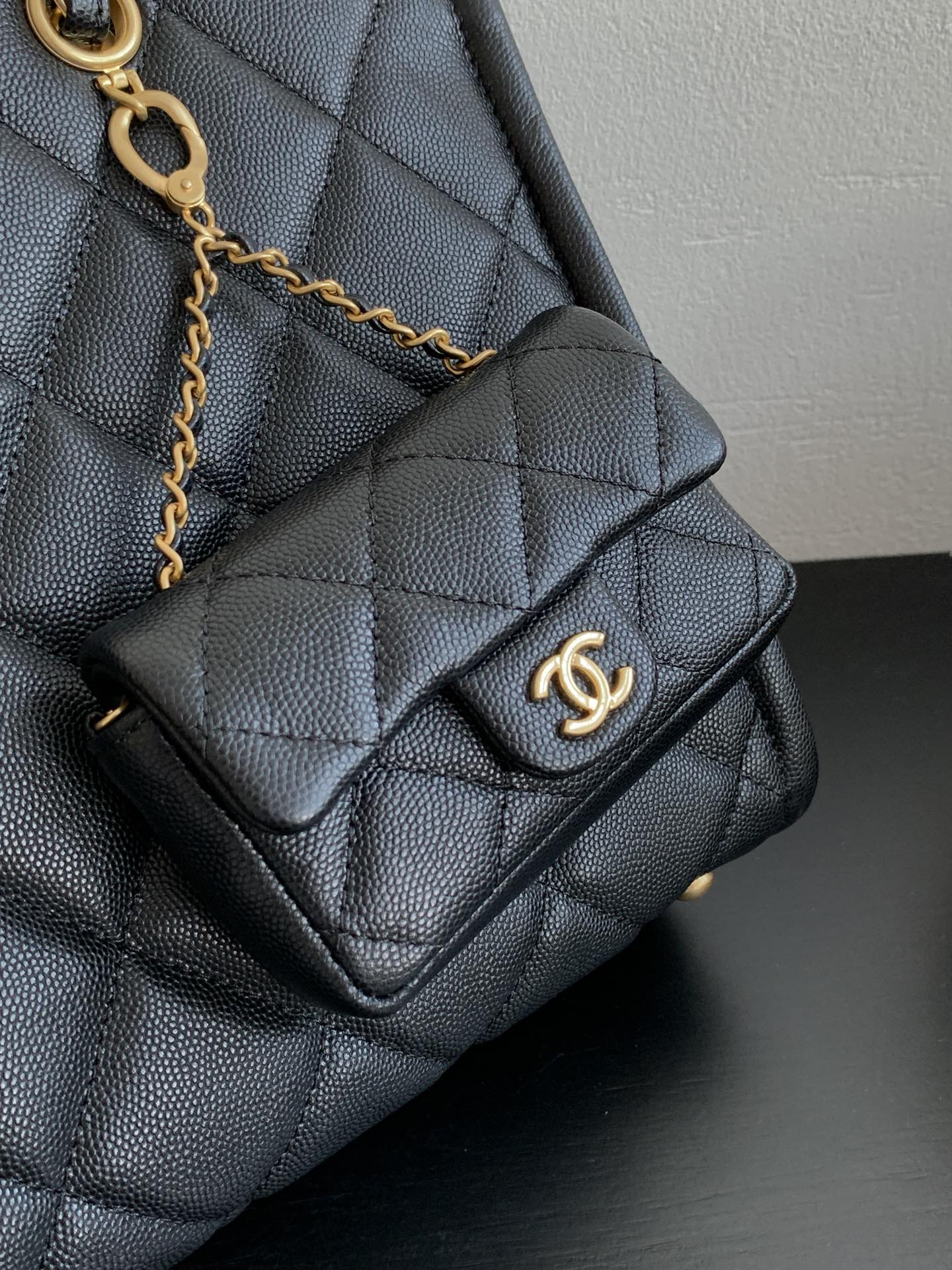 Сумка-тоут Chanel Two-in-One Letter Tote Bag - черная