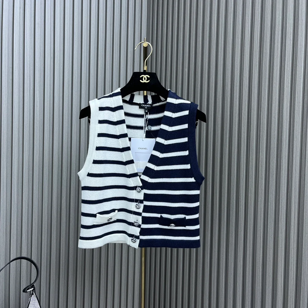 Chanel - Новинка 24 марта 2024 года: полосатый вязаный жилет с цветовыми блоками.