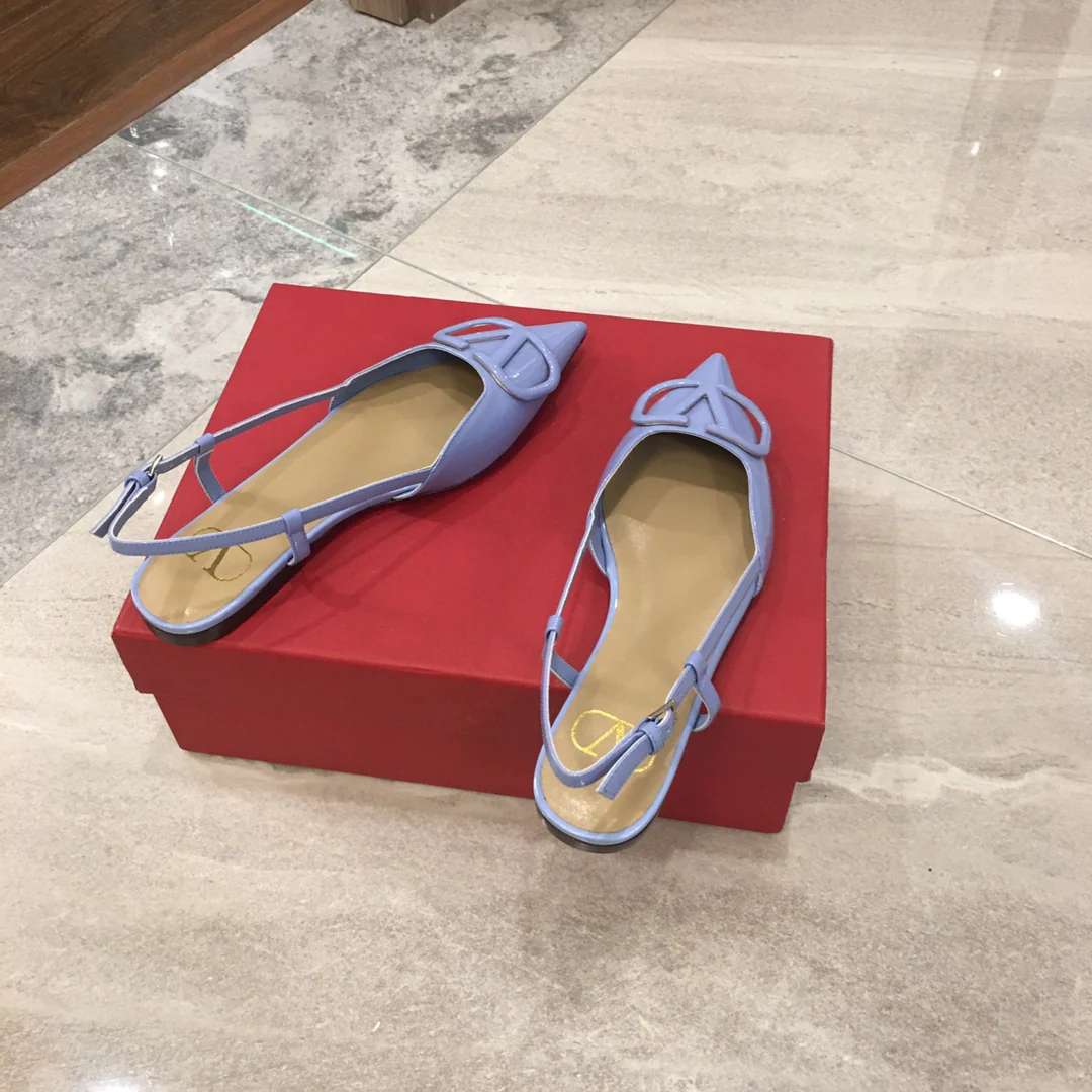 Лакированные сандалии Valentino с острым носком, синие.