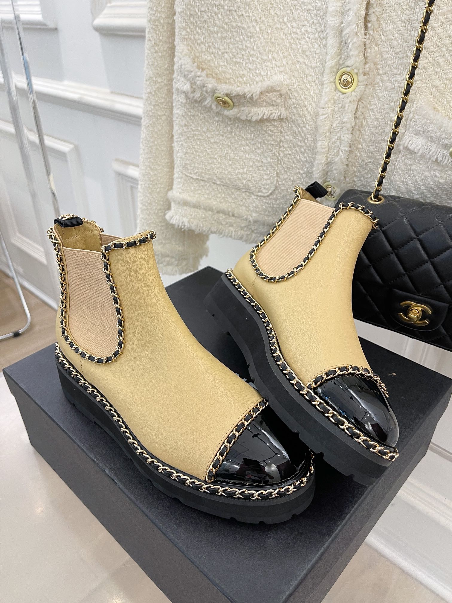 Весенняя коллекция Chanel 2022 — Ботильоны с цепочкой по краю — Абрикосовый цвет