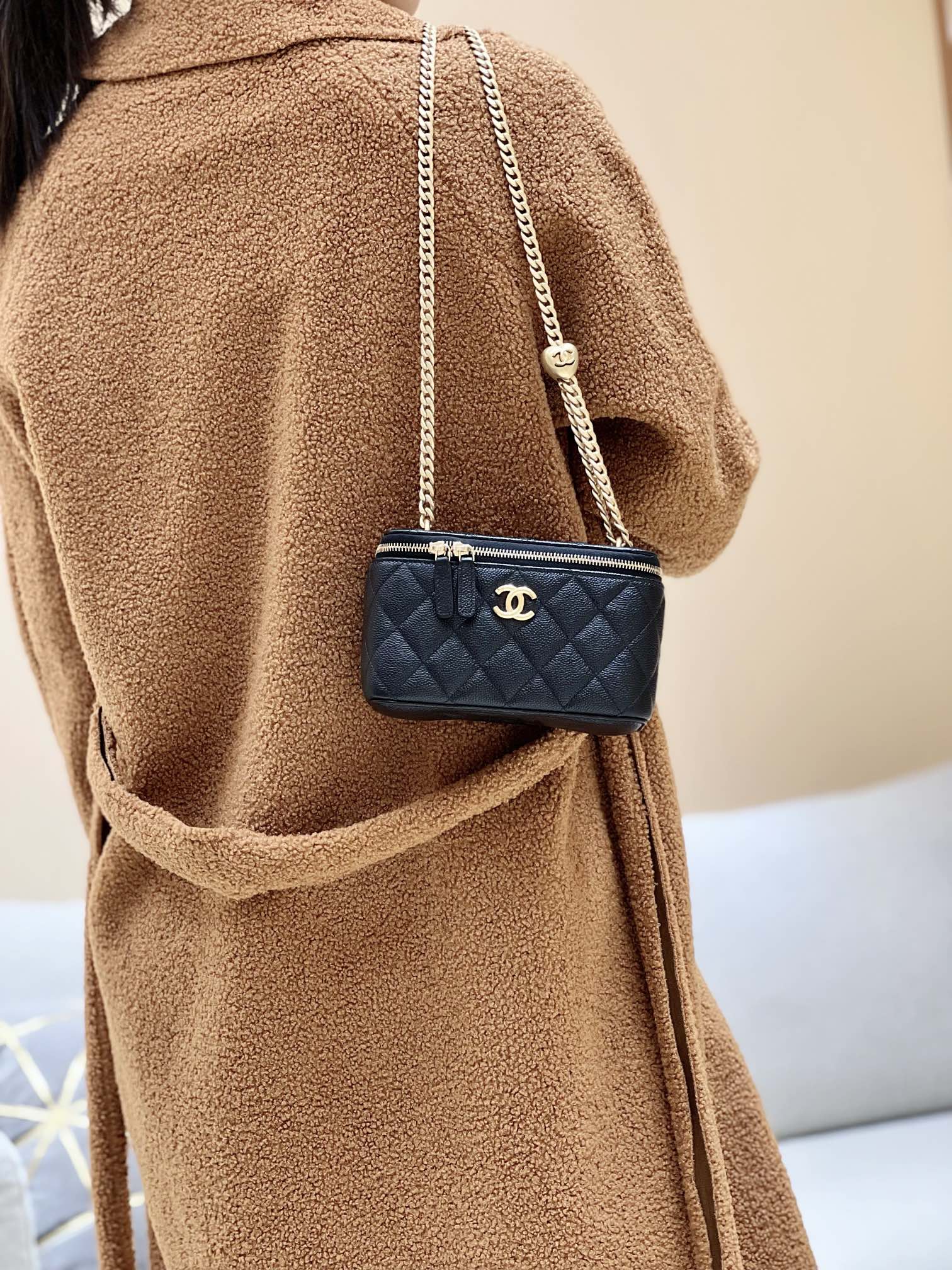 Новинка сезона весна/лето 2023 от Chanel - цепочка-шар, длинная, коробчатая - черная - фото в действии.