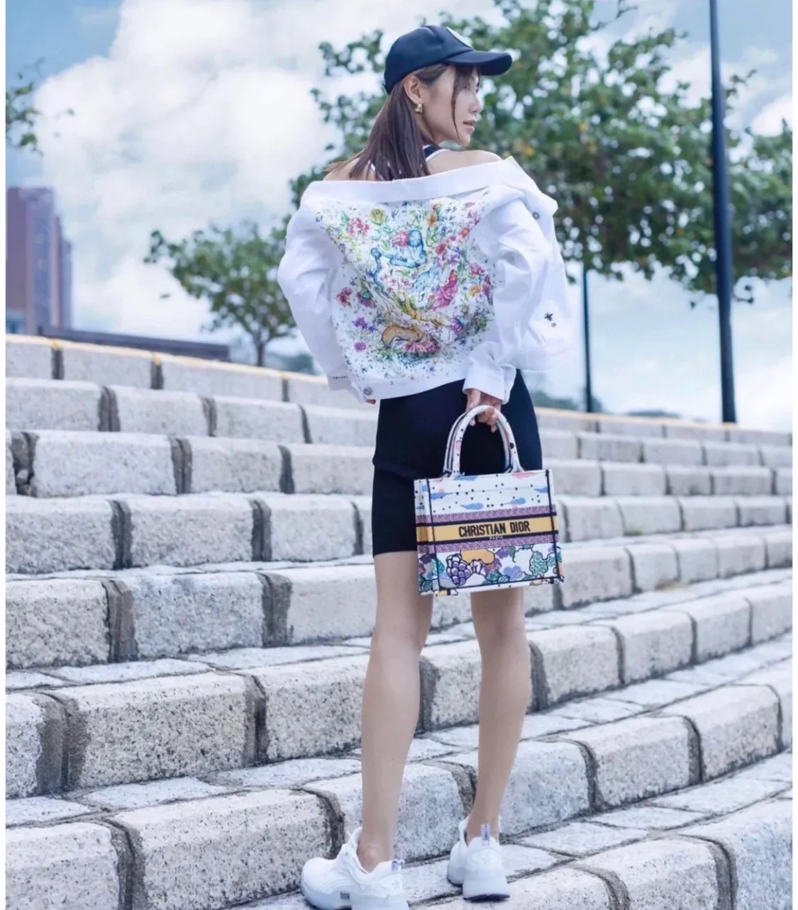 Сумка-тоут Dior Book, маленький размер 26-5 см, узор ?облака?.