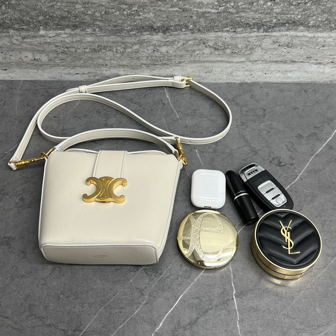 Миниатюрная кожаная сумка-ведро Celine Triomphe - белая