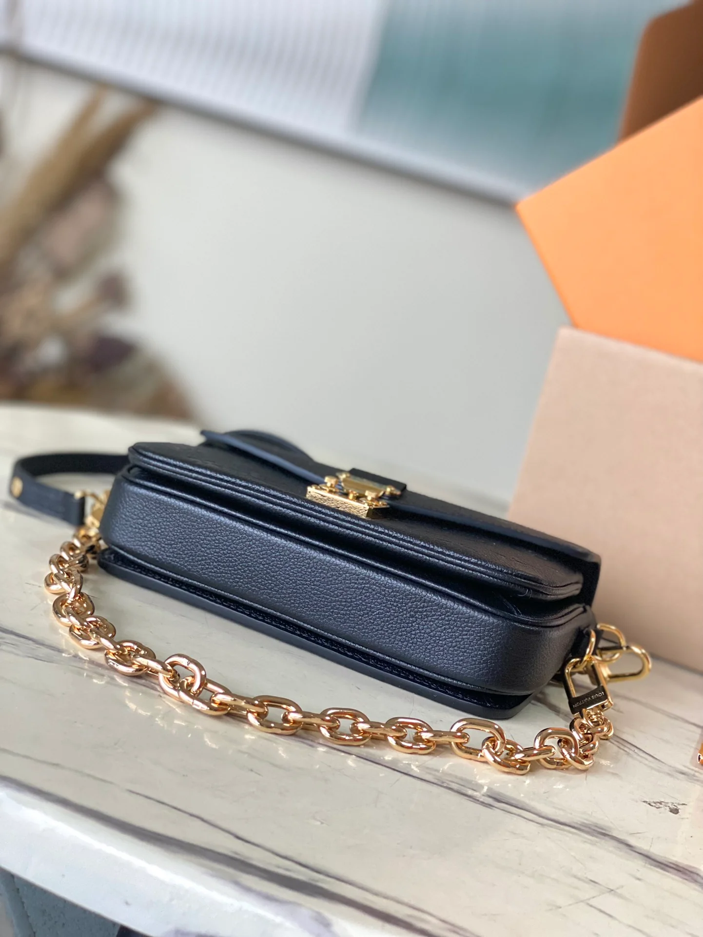 m46595-LV-pochette-metis-east-west-black