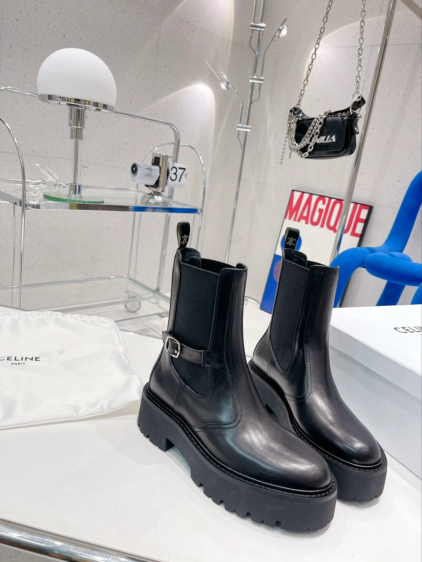 Новинка сезона осень/зима 2022 от Celine — кожаные ботинки с одной пряжкой.