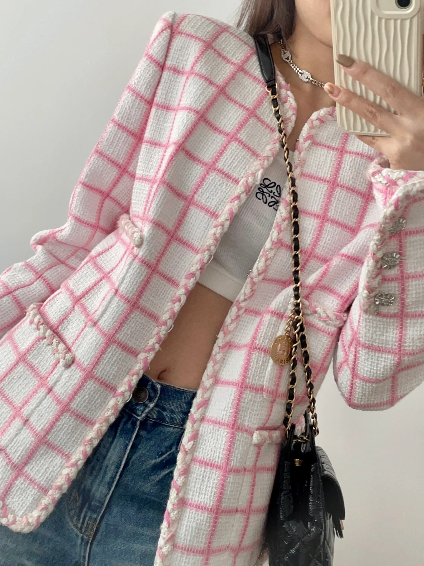 Коллекция Chanel ?Ранняя весна 2023? — сумка-хобо в стиле хиппи — маленькая — черная — фотографии в одежде.