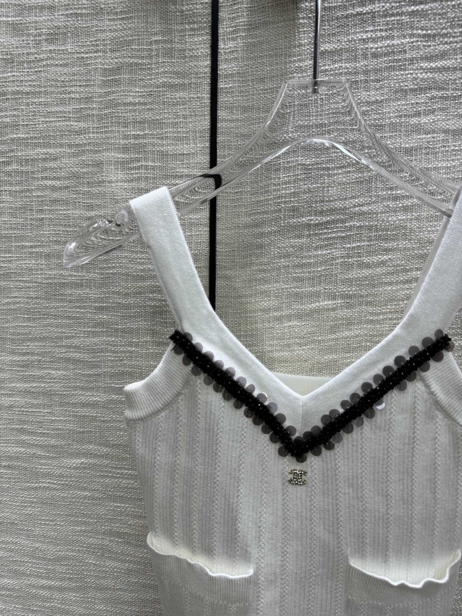 Chanel - Коллекция ?Ранняя весна? 2403-24: Трикотажная майка с V-образным вырезом, расшитая пайетками.