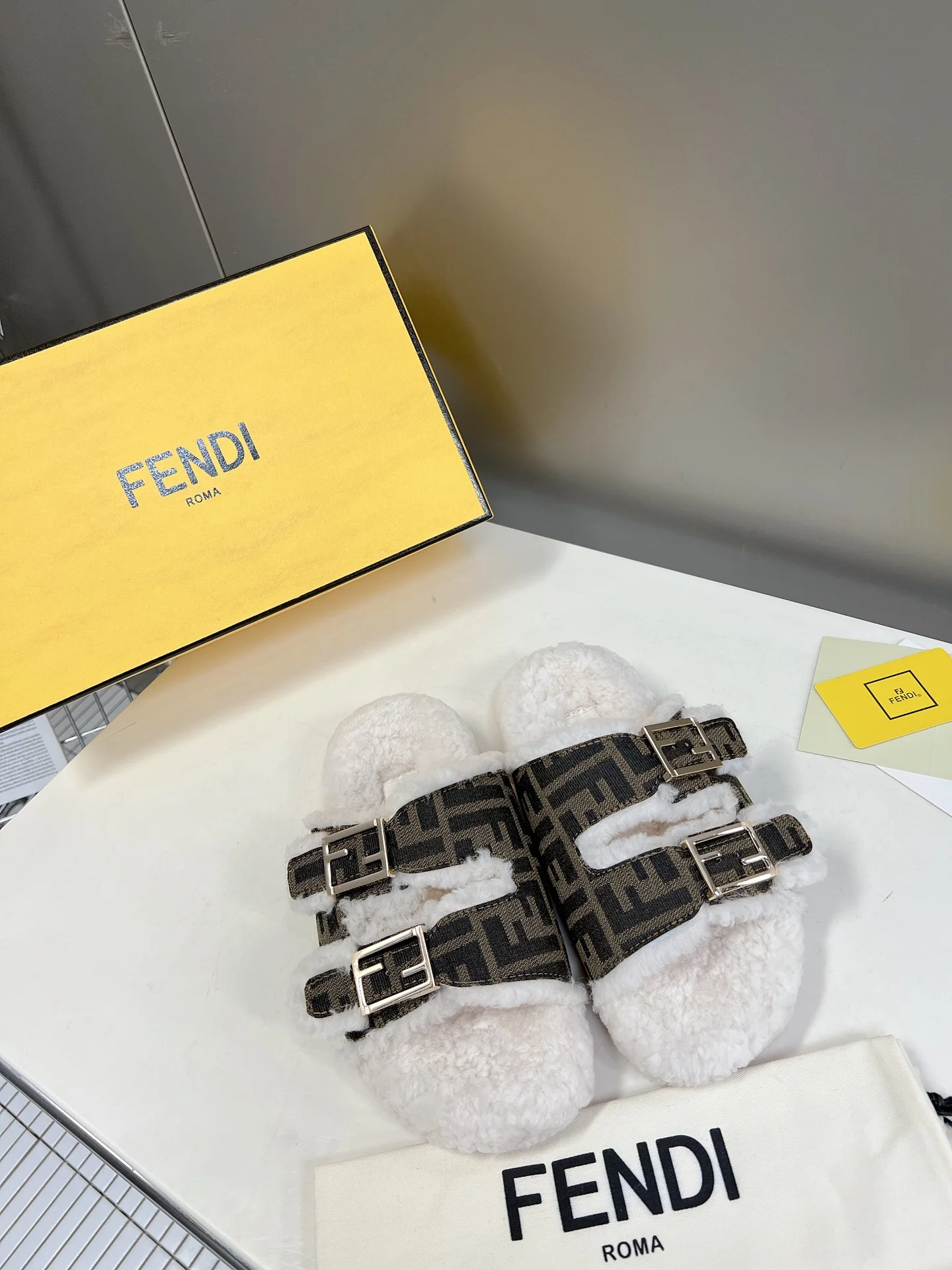 Fendi - Новинка сезона осень/зима 2022 - Меховые тапочки