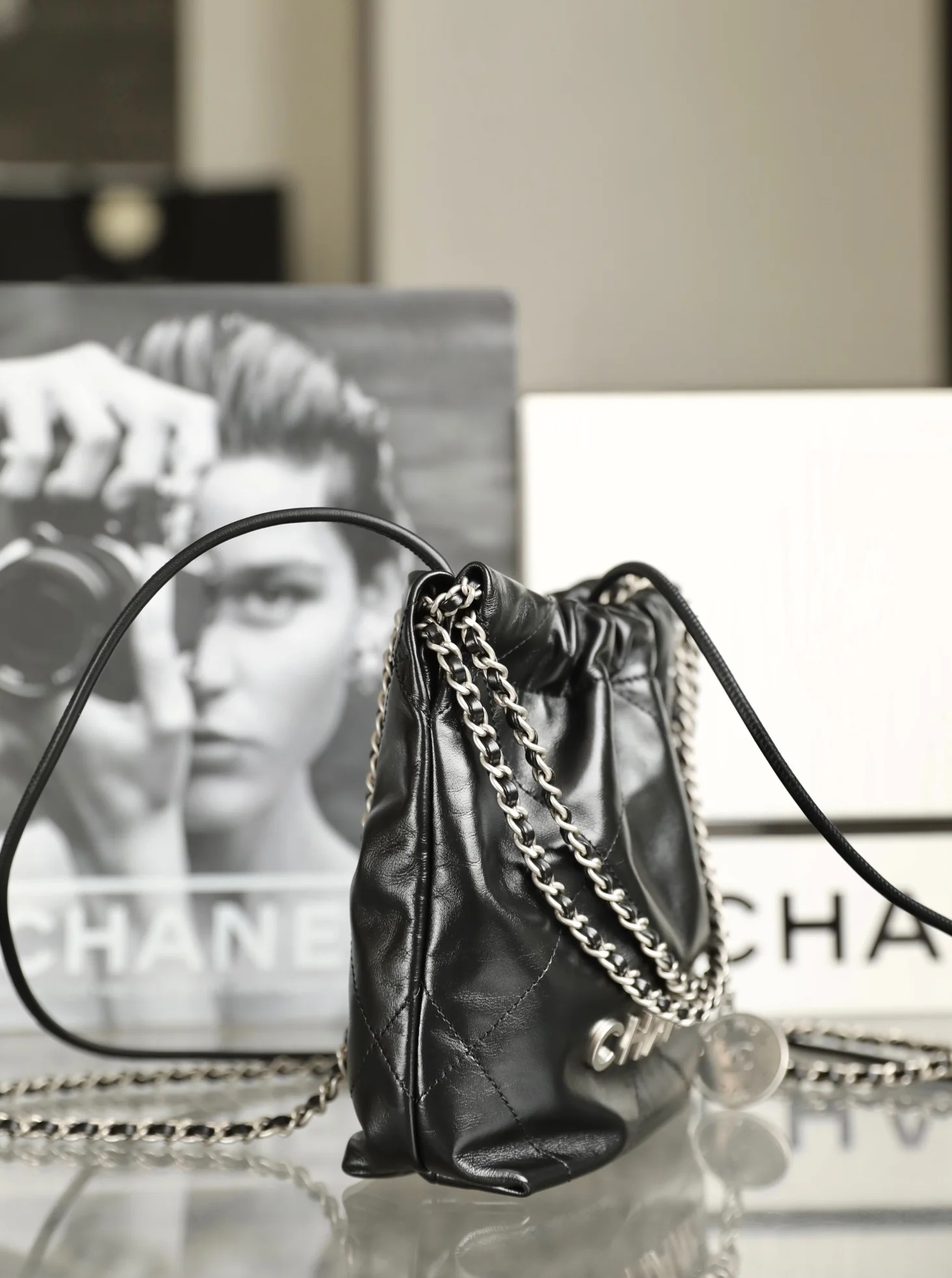 Новинка сезона весна/лето 2023 от Chanel - сумка 22 - мини - черно-серебристая