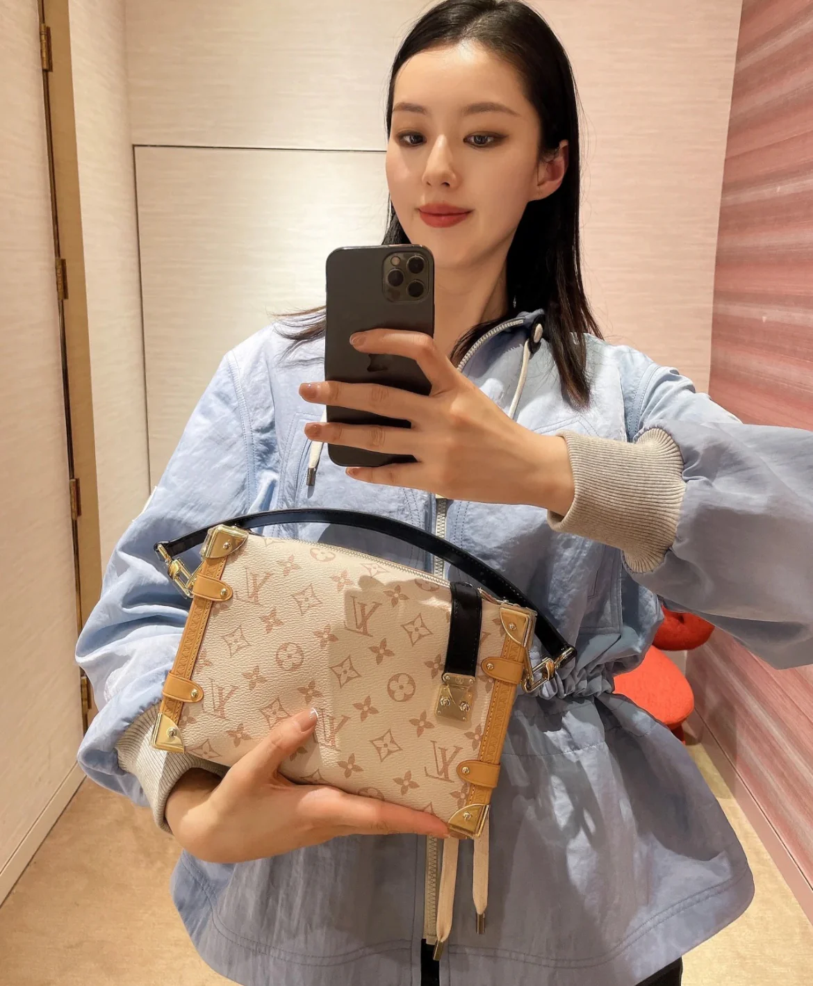 m46907-LV-side-trunk-mm-handbag/crossbody bag-white