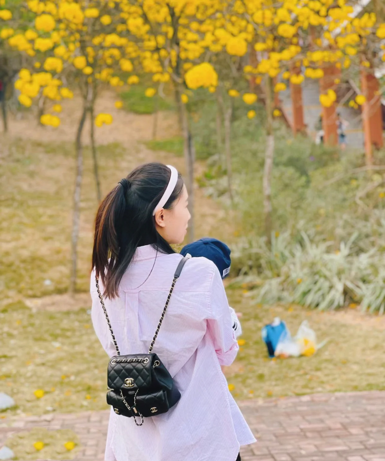 Кожаная мини-куртка Chanel 23p Duma с открытыми плечами, черная.