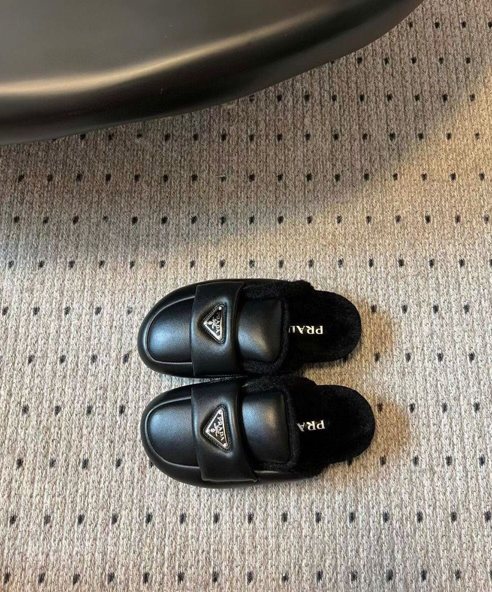 Новинка сезона осень/зима 2023 от Prada - Тапочки с объемным носком из овчины и меха - Черные