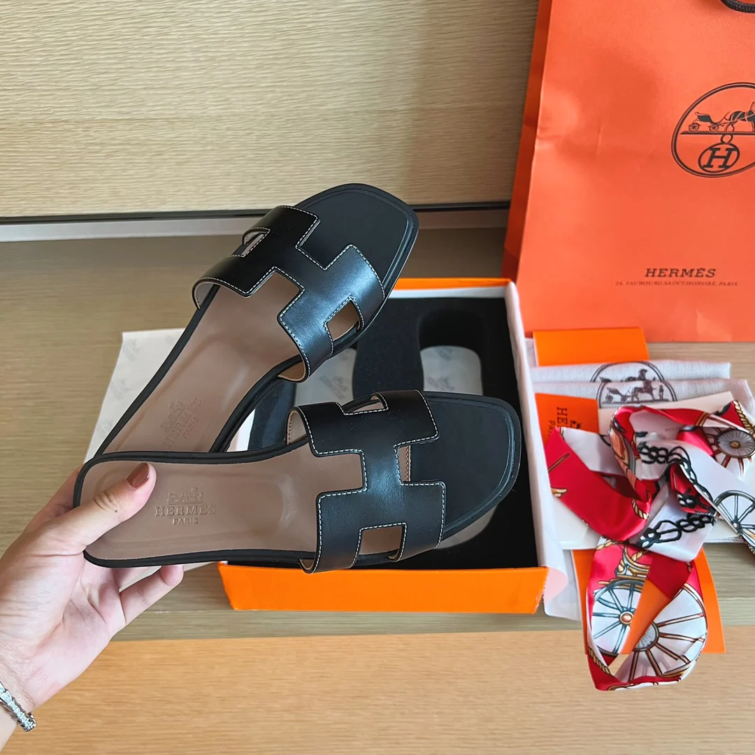 Классические домашние тапочки Hermes с буквой H - однотонная кожа - черно-коричневые