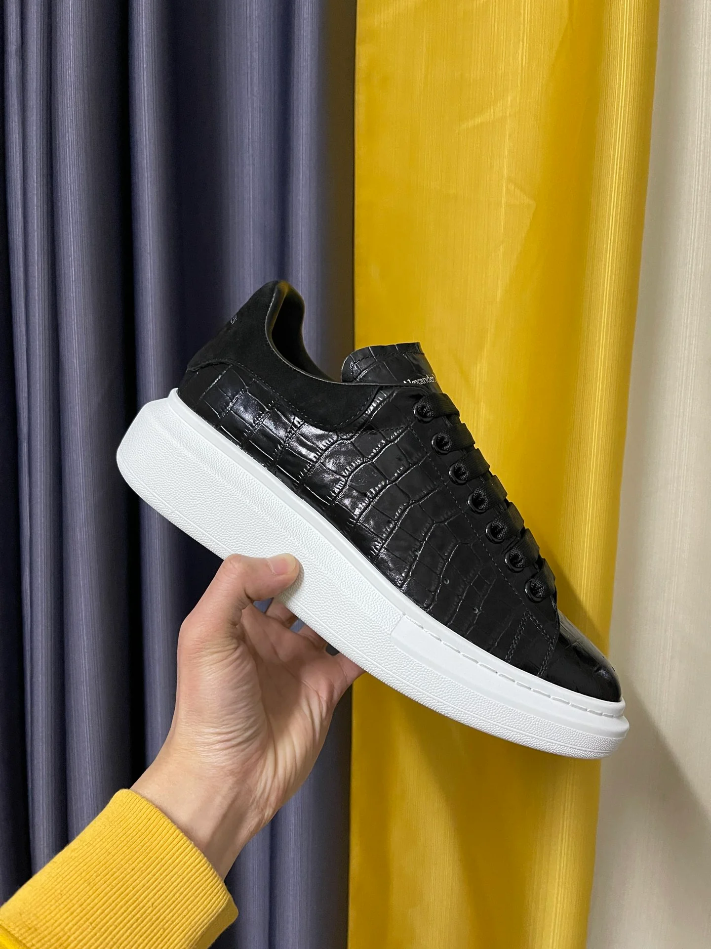 Классические белые кроссовки McQueen - унисекс - с черным крокодиловым рисунком и черной замшевой пяткой - Премиум-издание