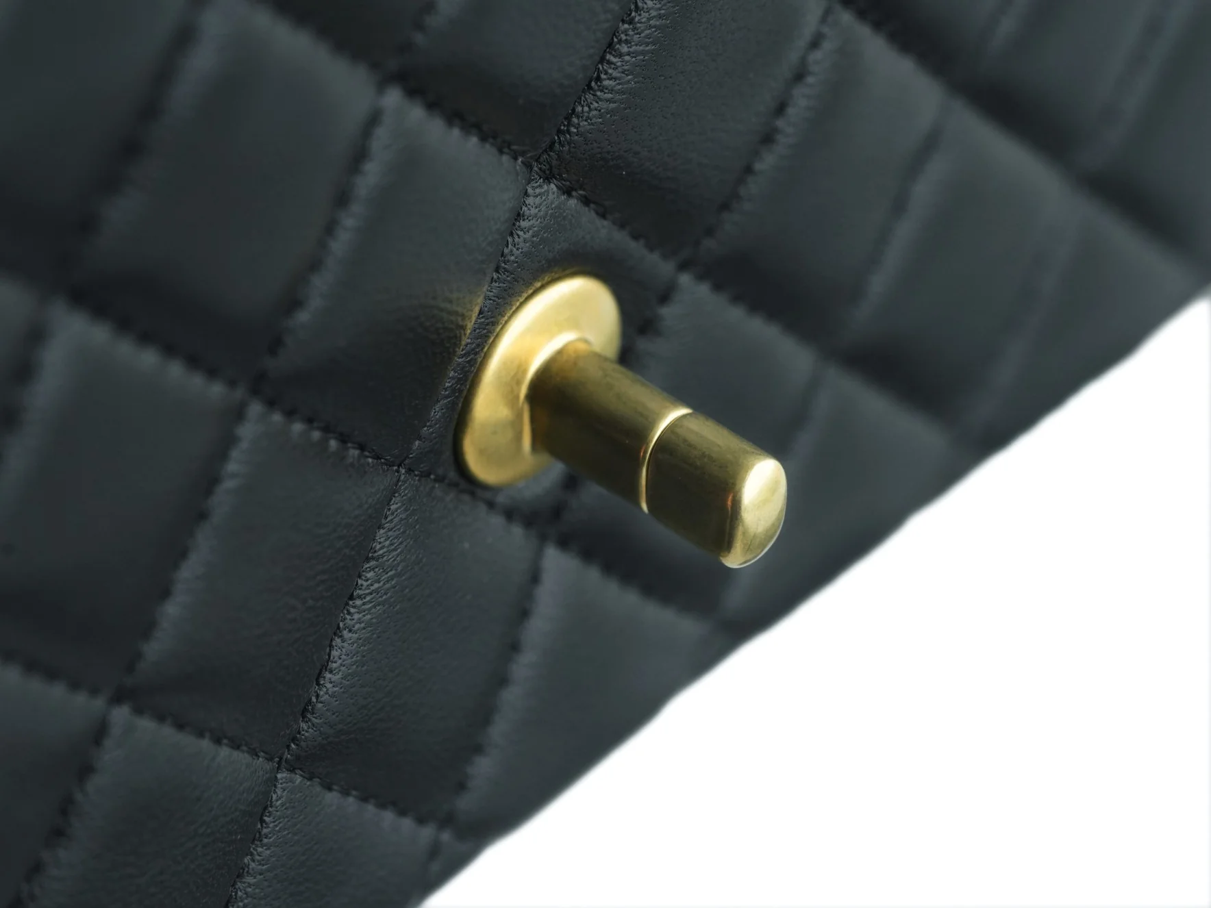 Коллекция Chanel Весна/Лето 2023 - Сумка с регулируемой пряжкой Camellia - CF Flap Bag - Черная - Маленькая