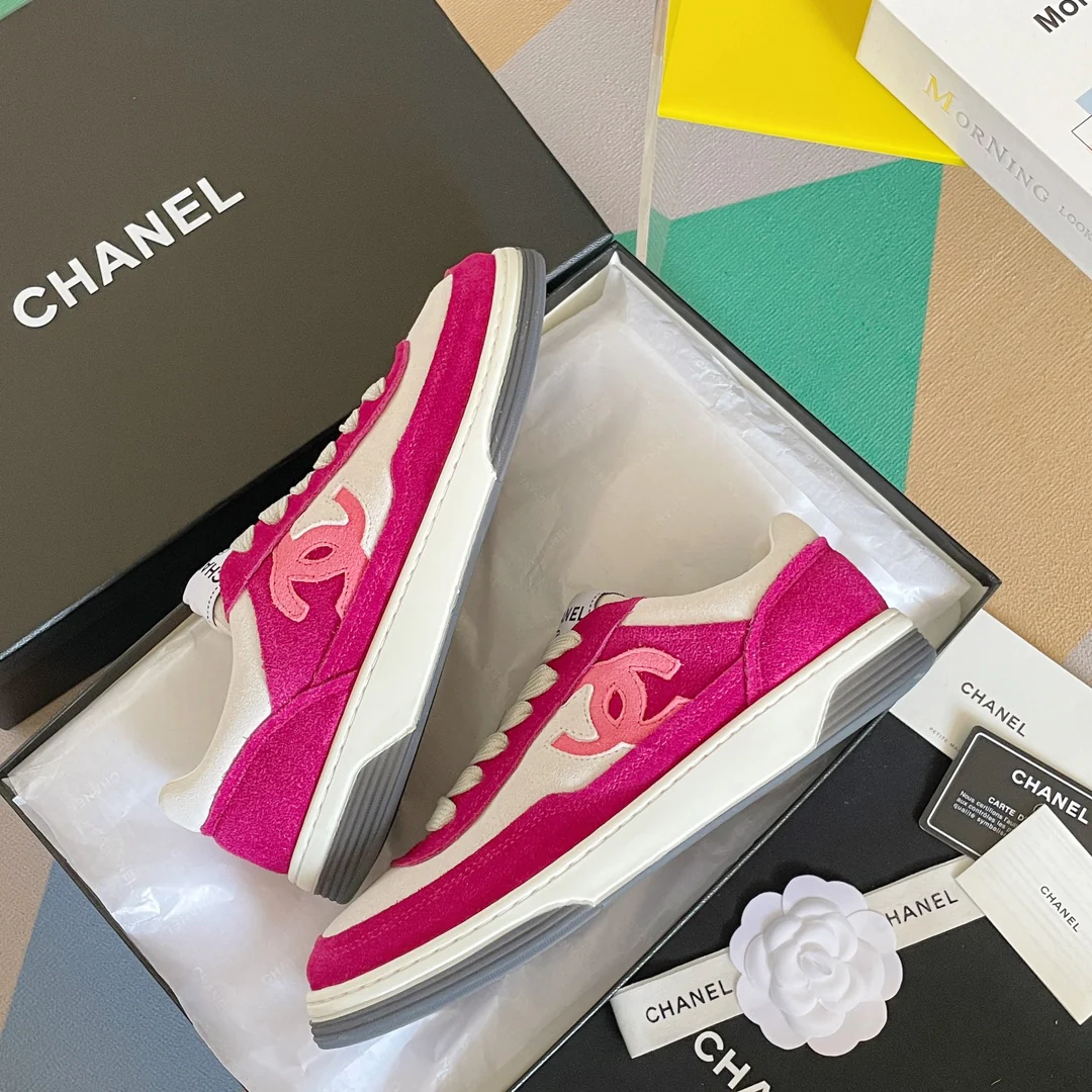 Новинки коллекции Chanel Весна/Лето 2023 - Замшевые кроссовки - Повседневная обувь - Спортивная обувь - Розовые
