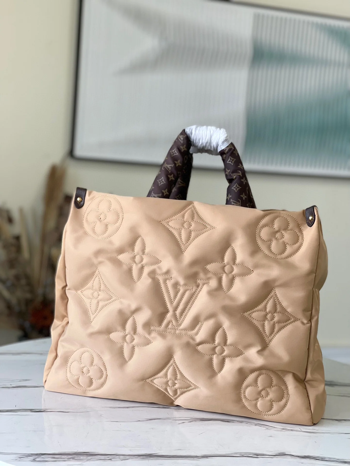 m59005-LV-econyl-onthego handbag-larg-apricot color