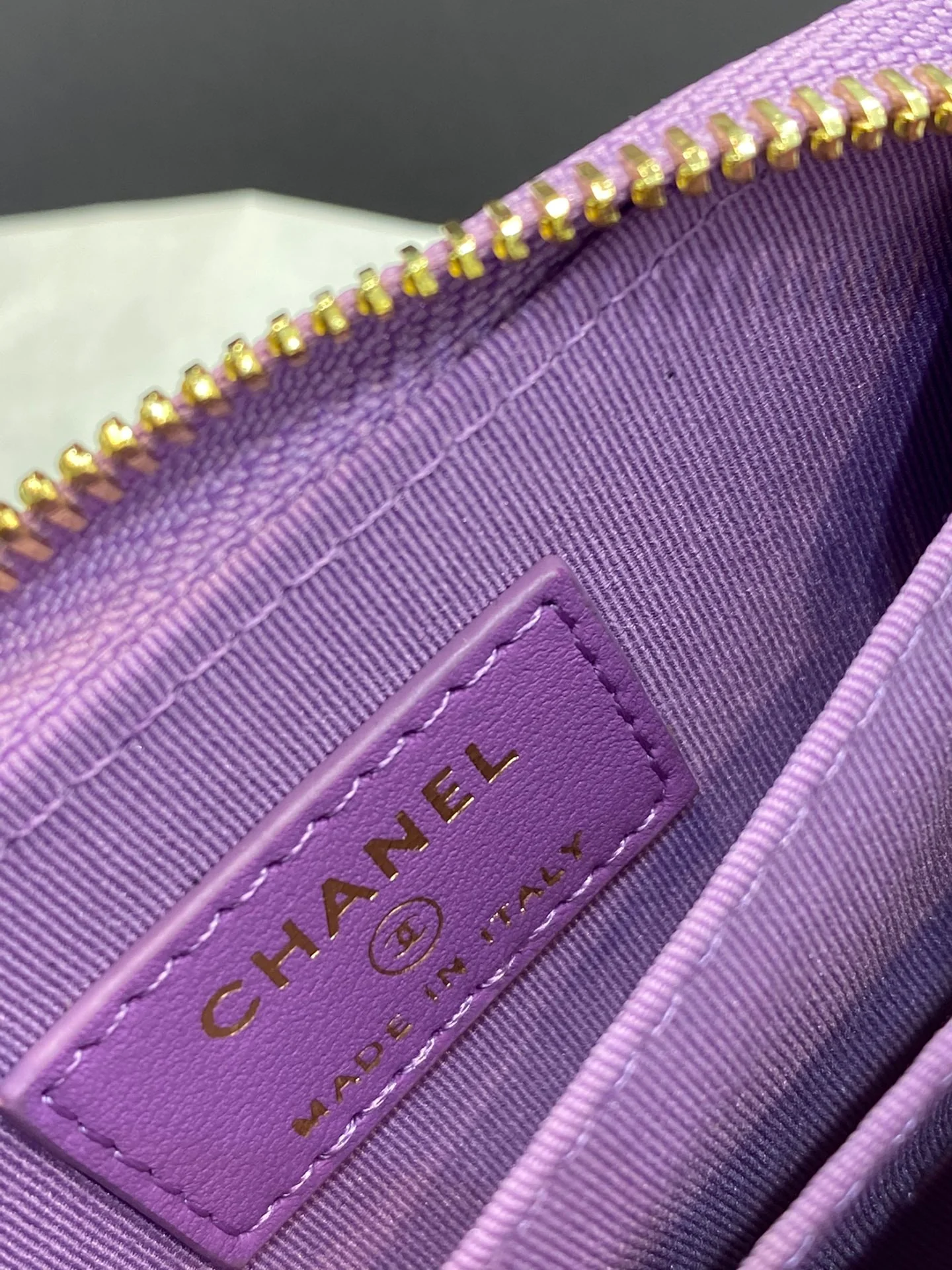 Chanel 19 серия - Большой держатель для карт на молнии с бриллиантовой отделкой - Розово-фиолетовый