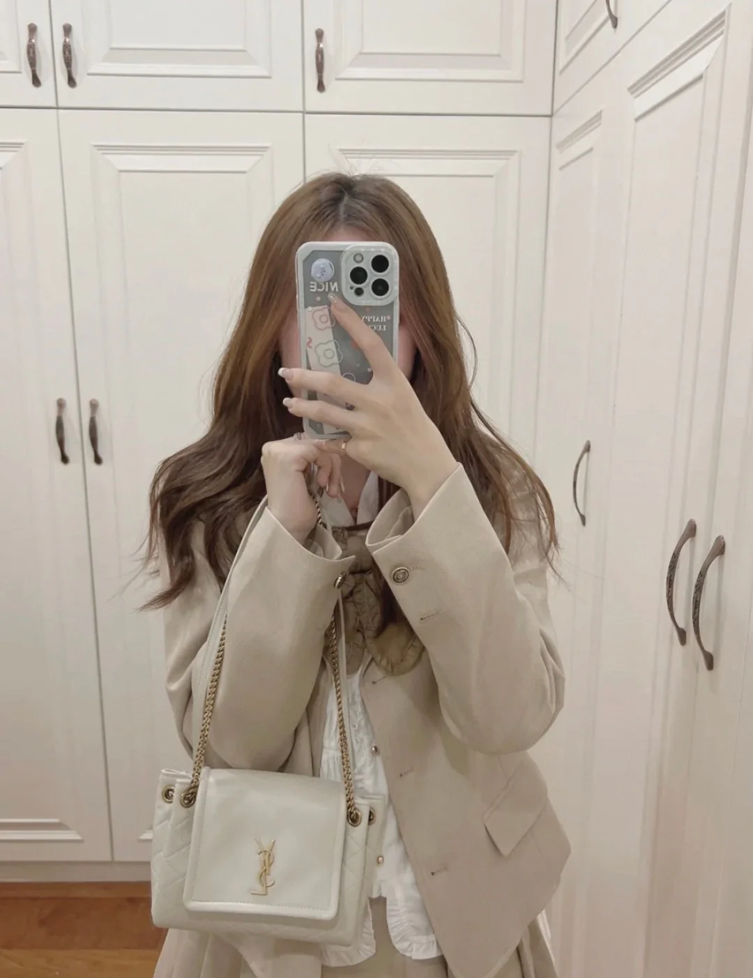 Мини-юбка YSL Nolita из белой кожи - на фото.