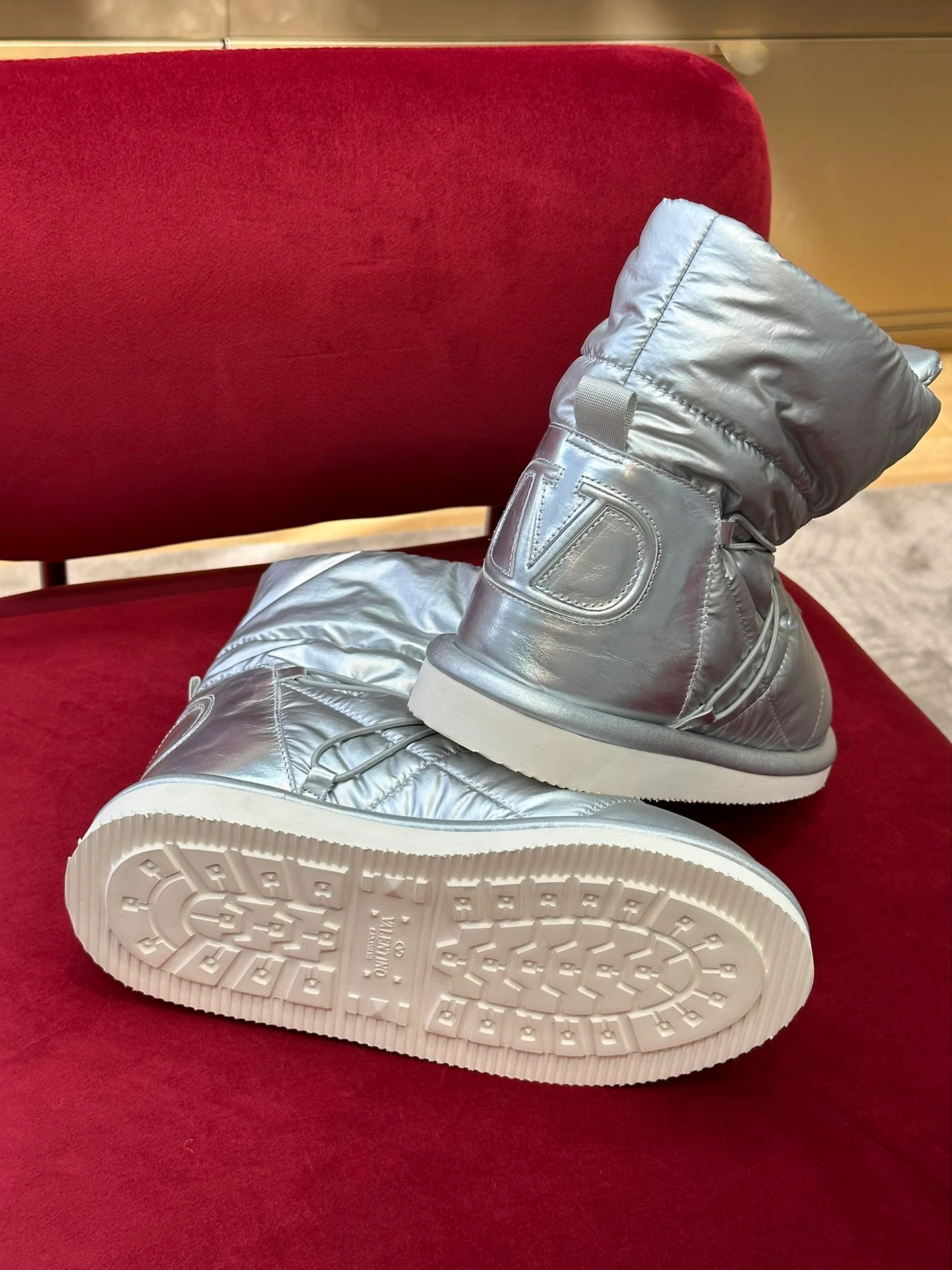 Новинка сезона осень/зима 2022 от Valentino - водонепроницаемые пуховые сапоги.