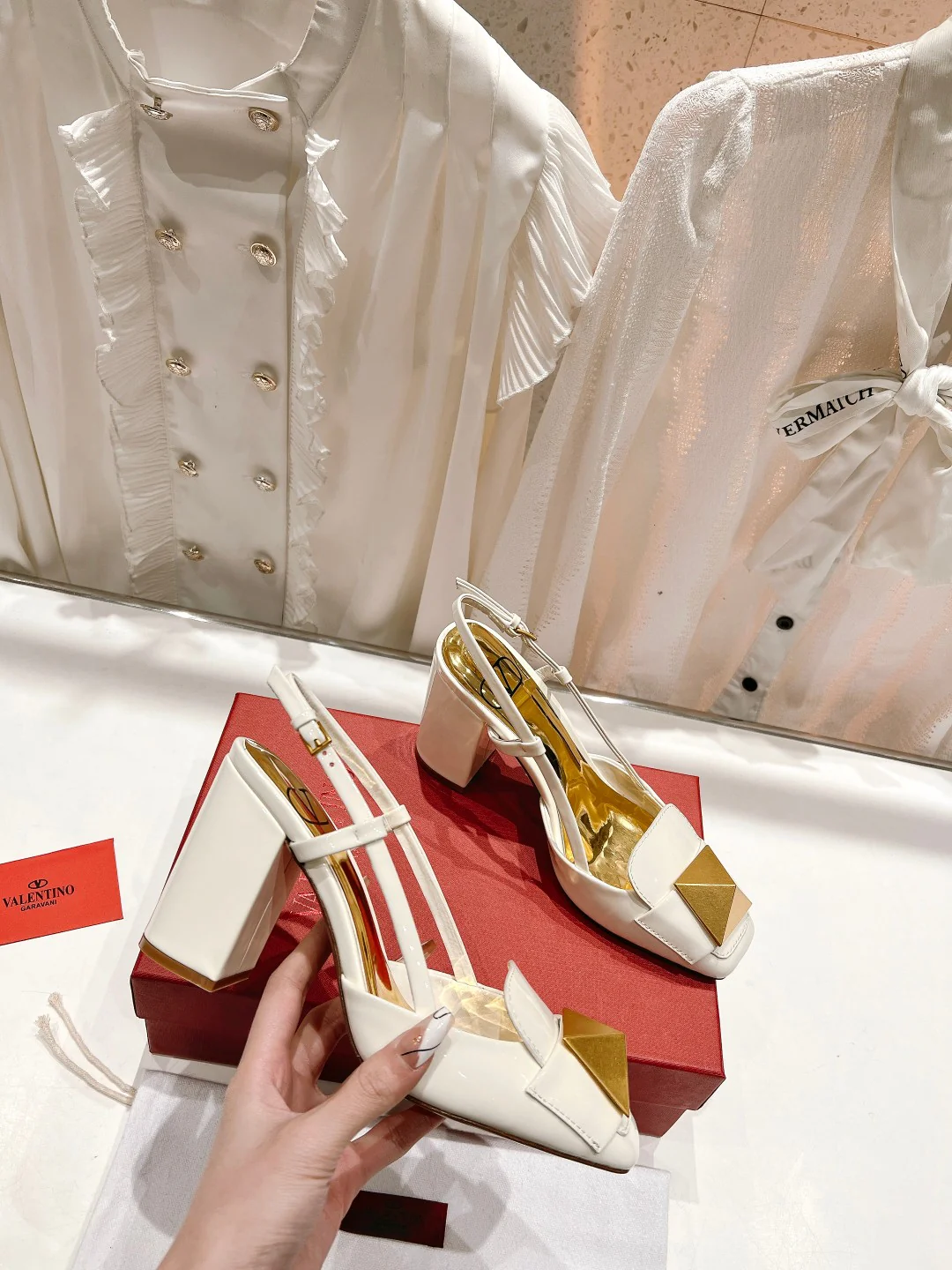 Новинка летней коллекции Valentino 2023 — сандалии на массивном каблуке с крупными заклепками — 196 цветов.