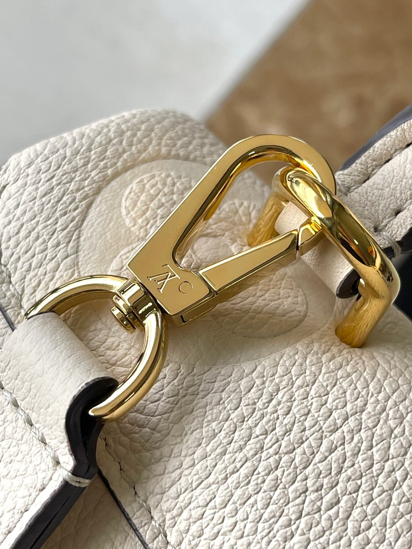 m46008-LV-madeleine-bb-handbag/crossbody bag-white