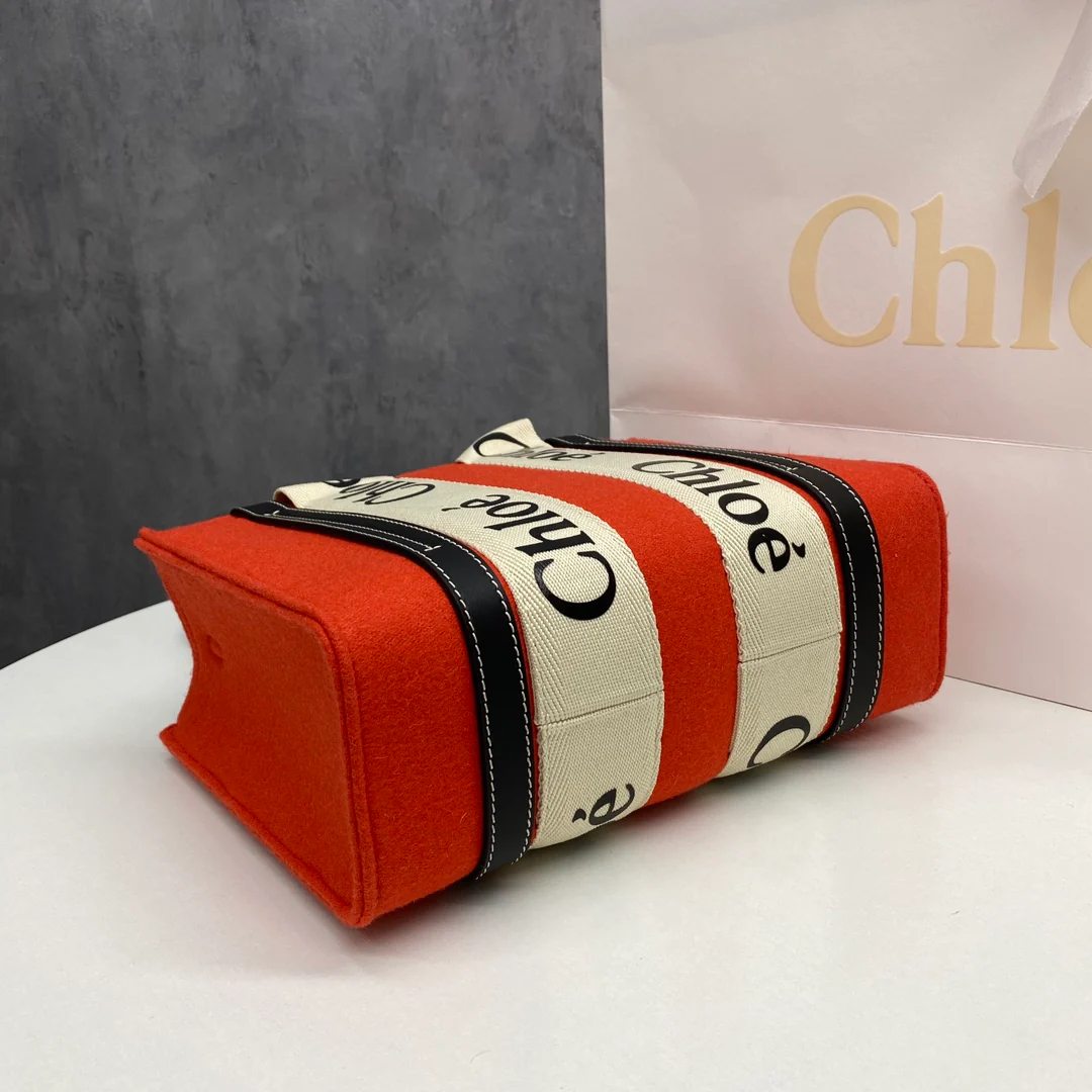 Сумка-тоут Chloe Woody, маленькая, бархатно-красная.