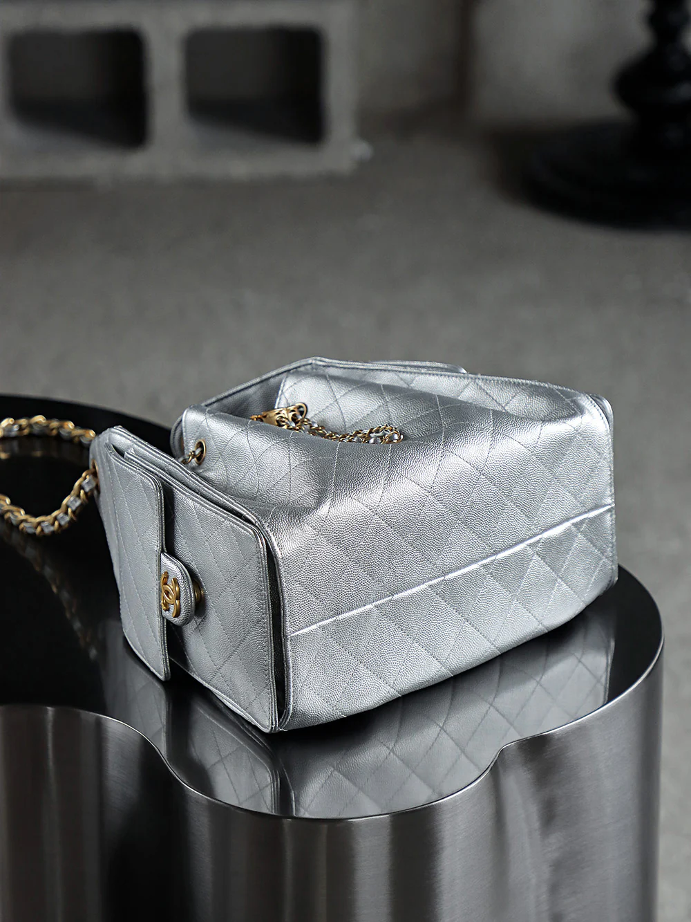 Сумка-хобо Chanel 25c Hippie, серебристая, маленькая, с золотой пряжкой.