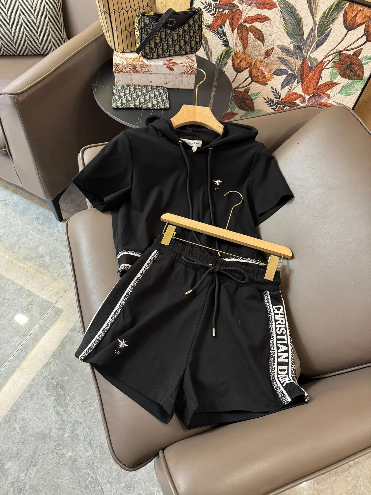 Новый костюм Dior 2403-24ss с капюшоном и короткими рукавами - черный