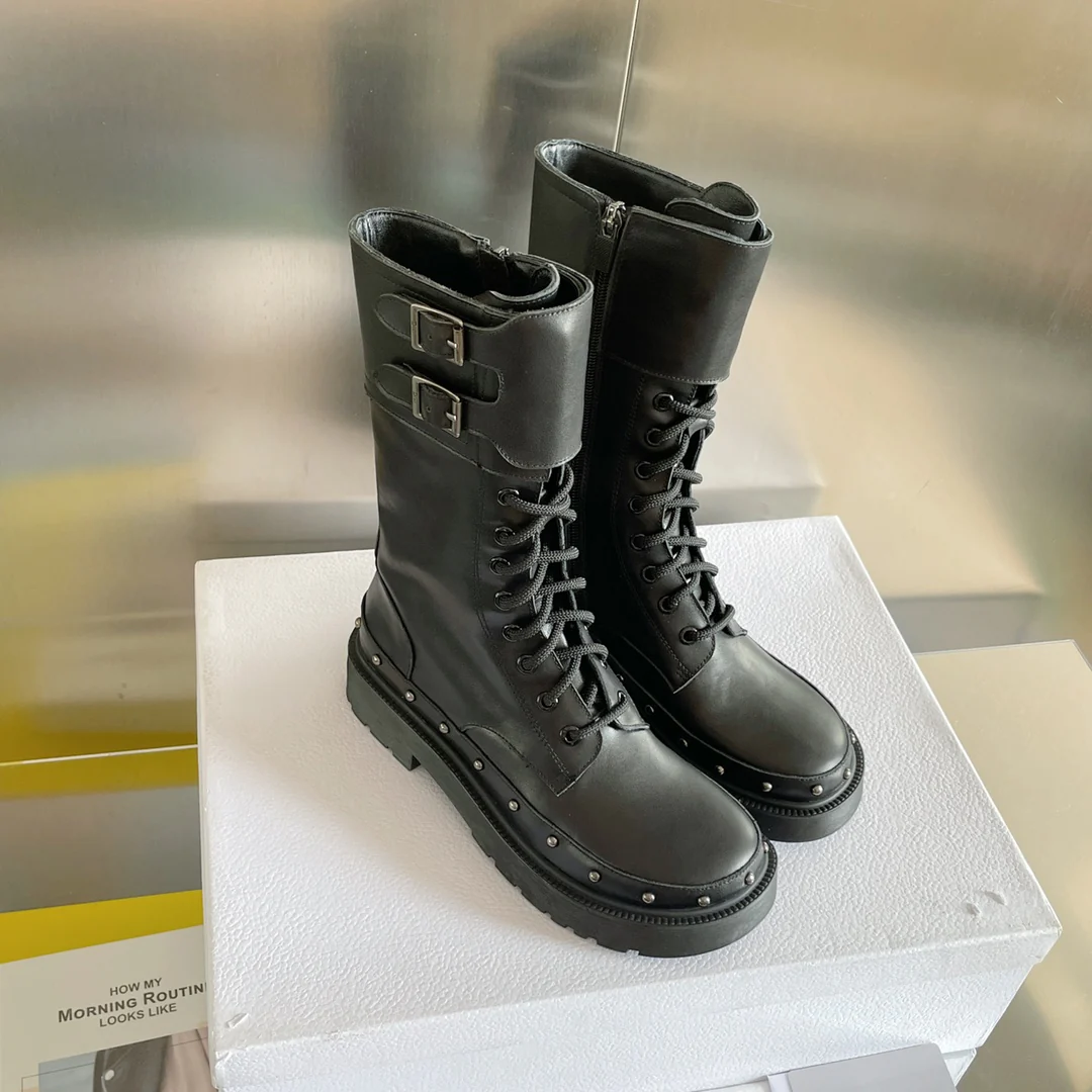 Коллекция Dior 2022 года с подиума - сапоги до середины икры