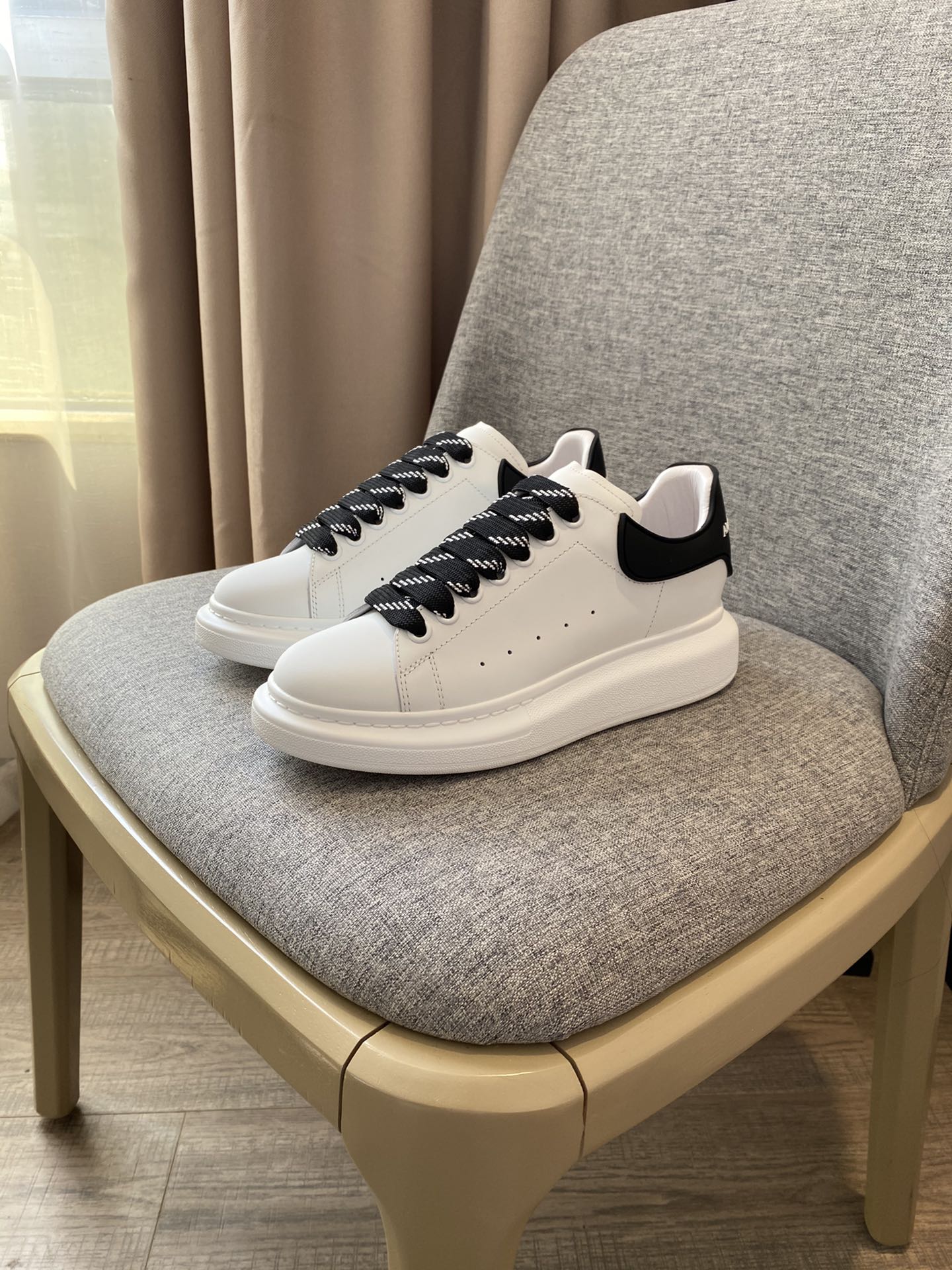 Классические белые кроссовки McQueen с 3D-логотипом — черные