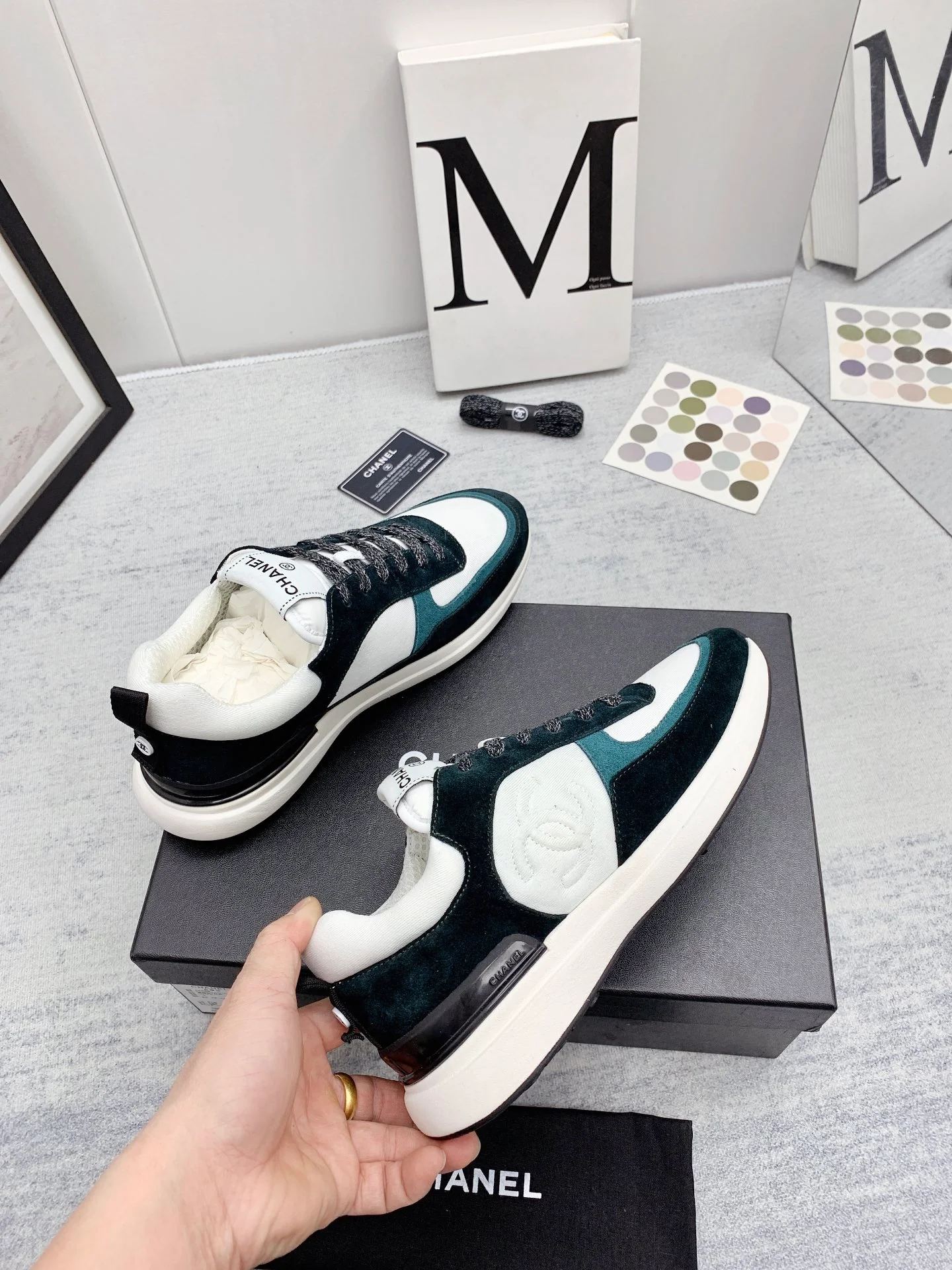 Chanel - Твидовые кроссовки в стиле пэчворк - Повседневные кроссовки - Черно-синие