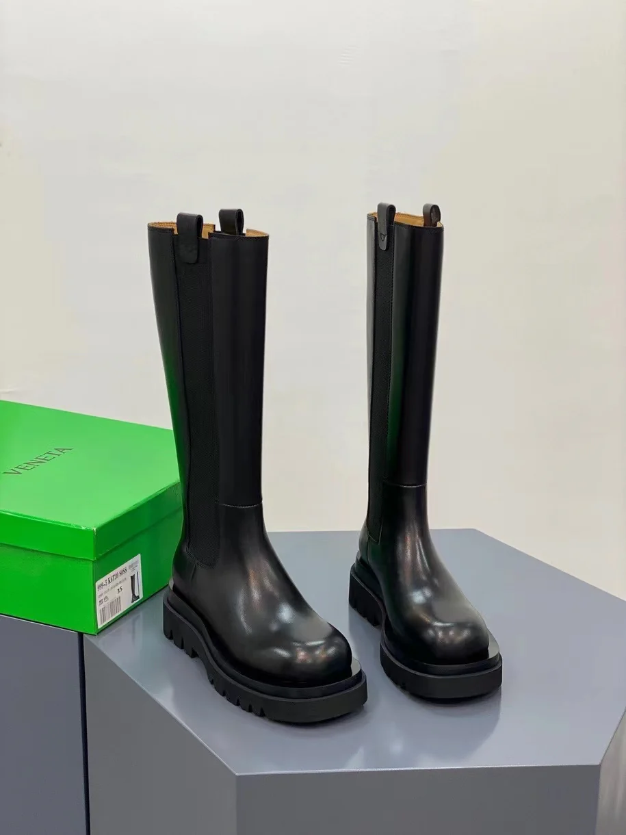 Новинка сезона осень/зима 2022 от BV - высокие сапоги с закругленным носком - модель с боковой застежкой.