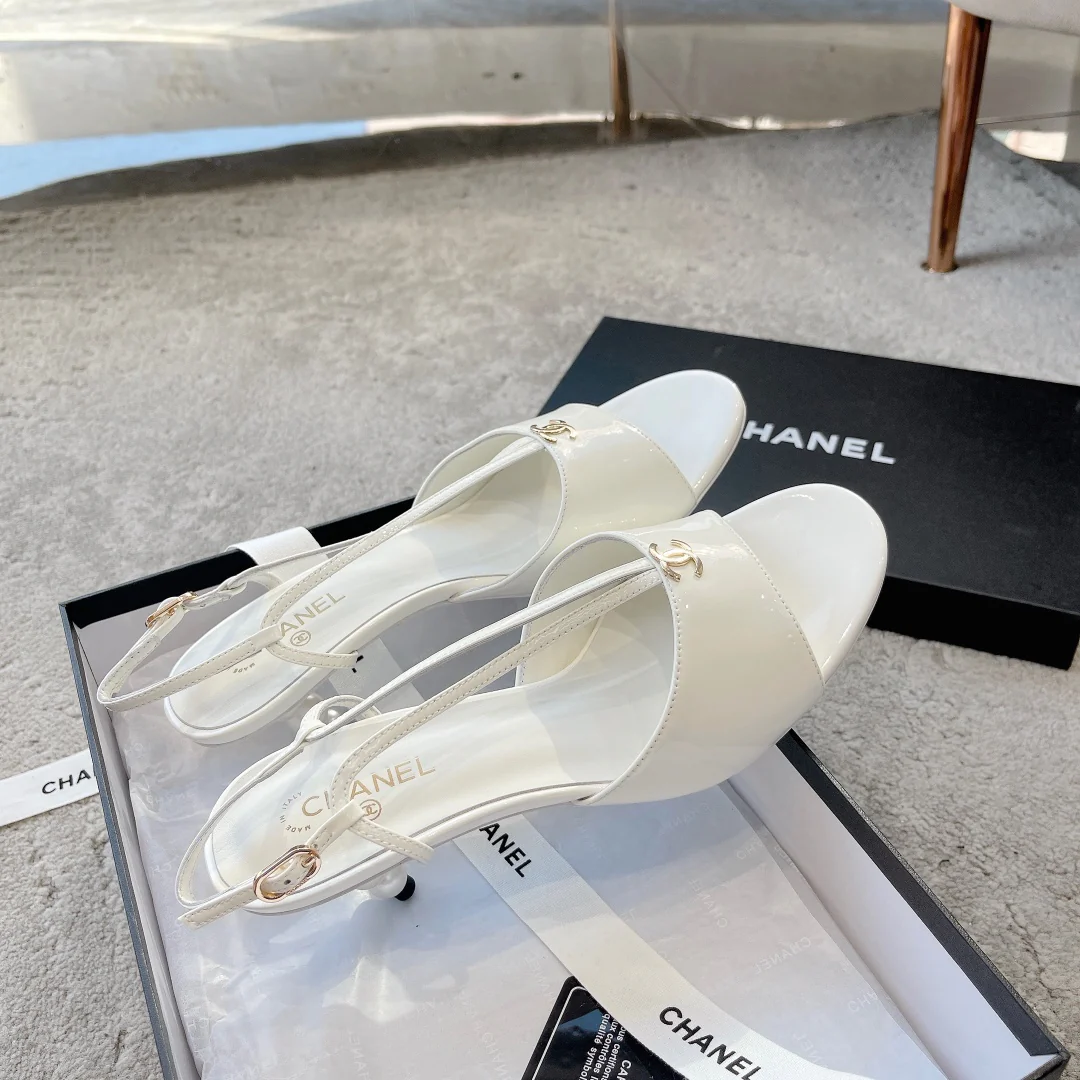 Новинка сезона весна/лето 2023 от Chanel - Босоножки на среднем каблуке с жемчужным верхом - Белые