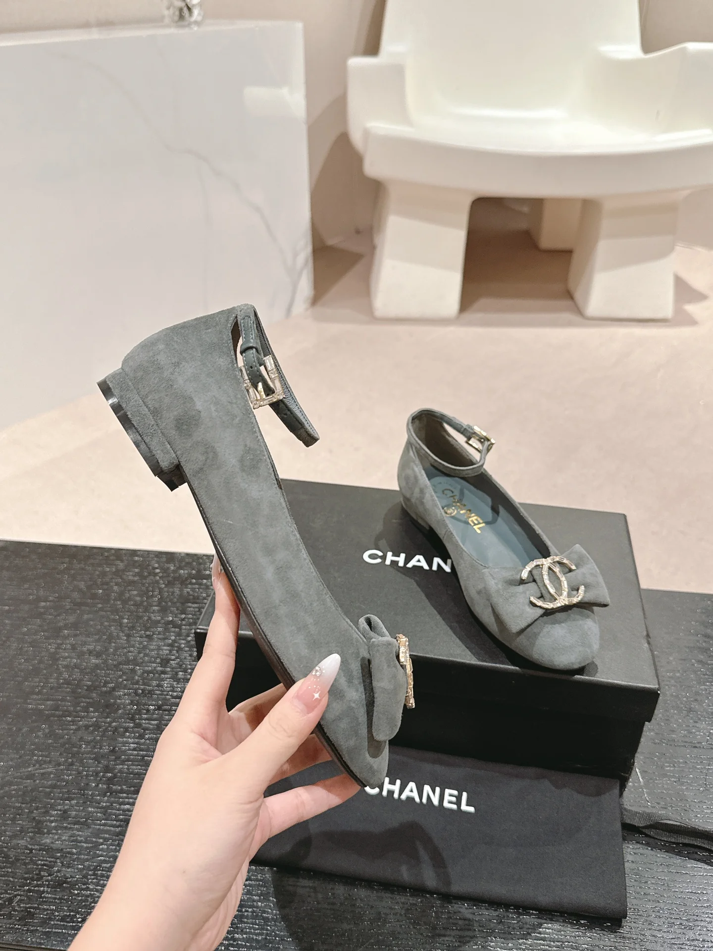 Туфли на низком каблуке Chanel 2024 Ribbon, серые