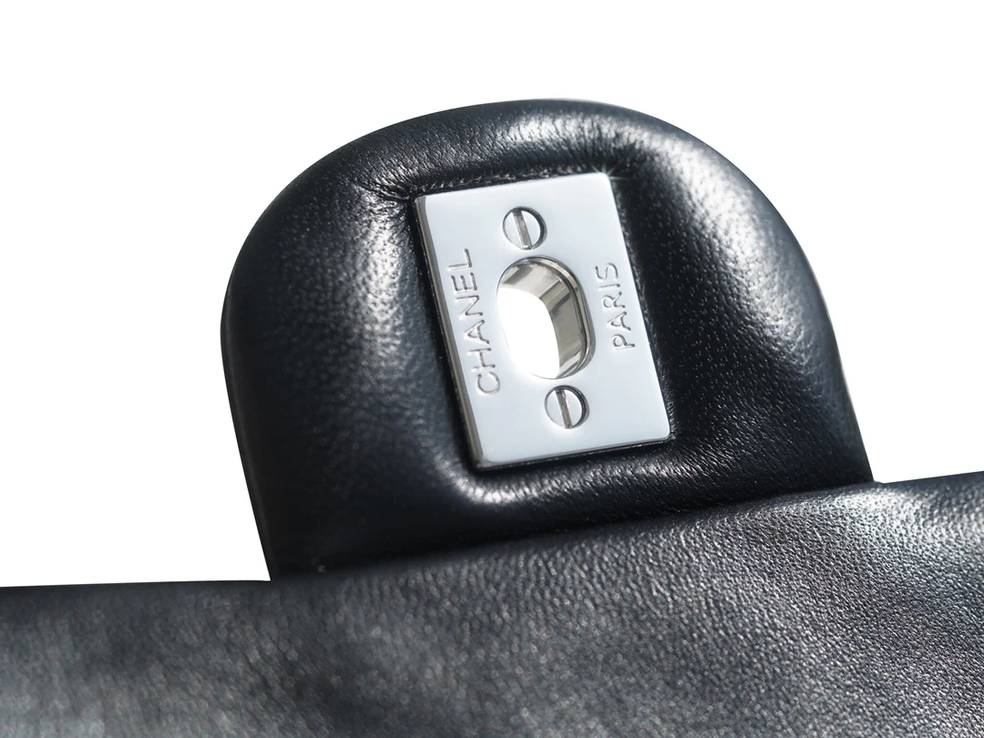 Часы Chanel CF Square Fat Man - 18 см - из черной овечьей кожи с серебряной пряжкой