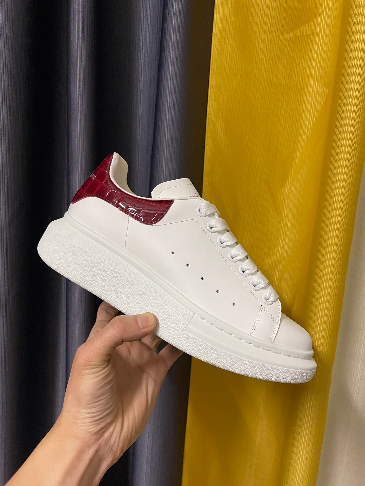 Классические белые кроссовки McQueen - унисекс - каблук с красным каменным узором