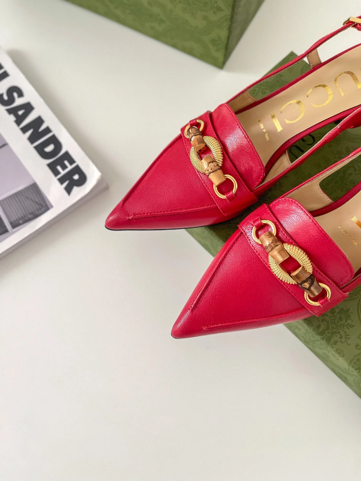 Босоножки Gucci на низком каблуке с острым носком