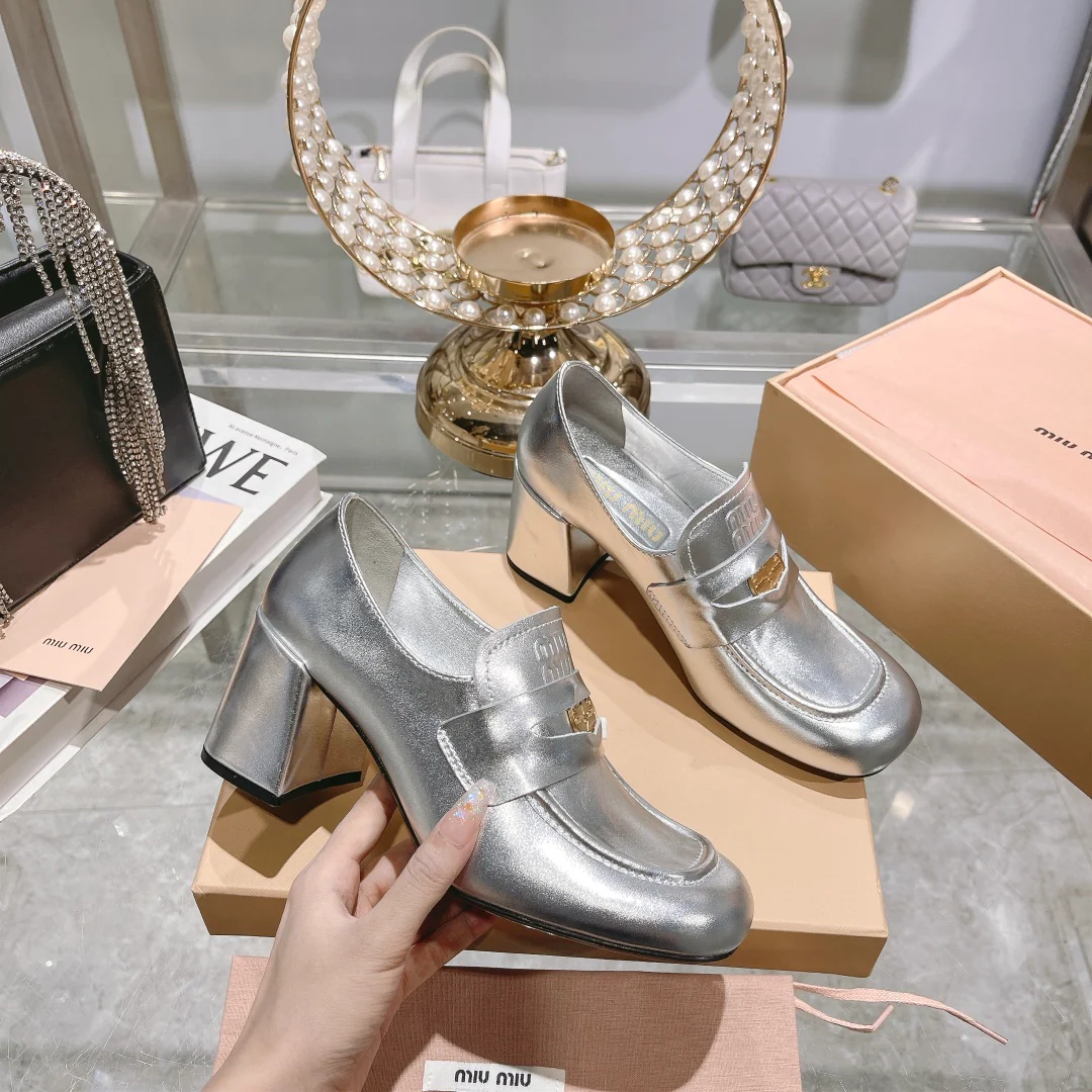 Miu Miu 2023 Новый цвет - Золотистые лоферы из лакированной кожи на высоком каблуке - Серебристый