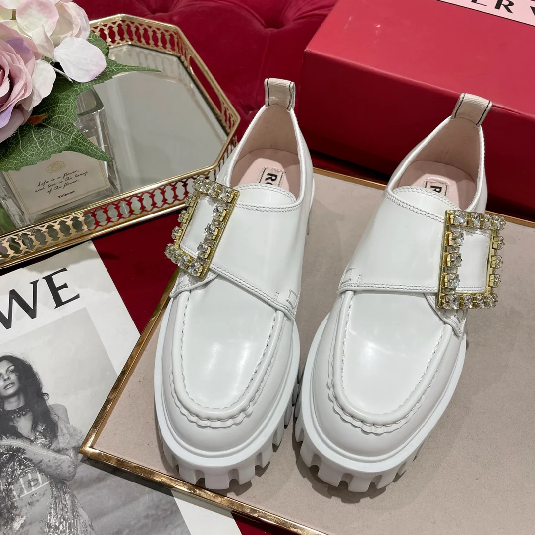 Лоферы из лакированной кожи с пряжками - белые