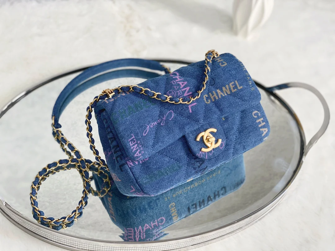 Сумка Chanel из коллекции весна/лето с граффити, джинсовая – CF Bag – 23 см