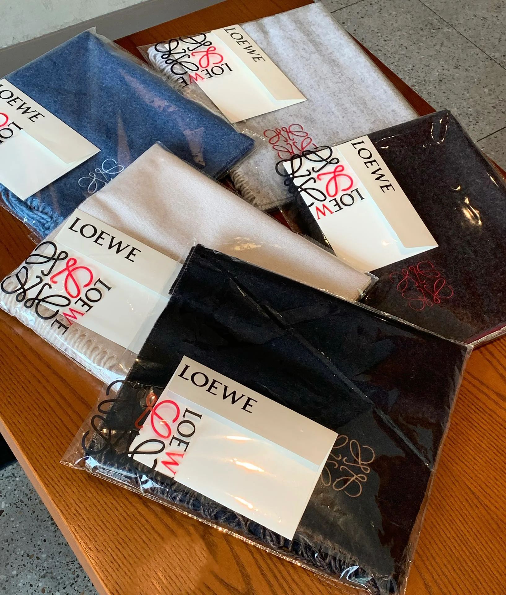 Шарф Lolwei с кисточками, однотонный, 90 г, австралийская шерсть, 10 г, кашемир, серый.