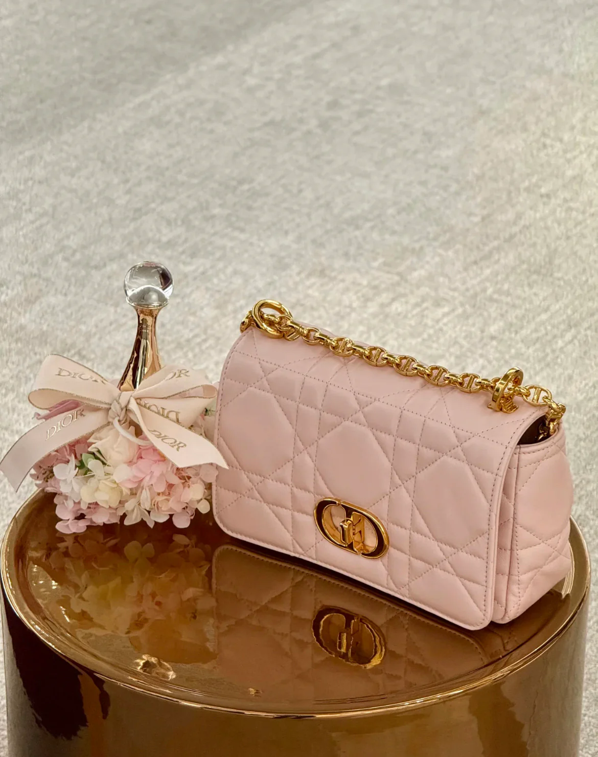 Сумка Dior Soft Caro на цепочке, средний размер, розовая.